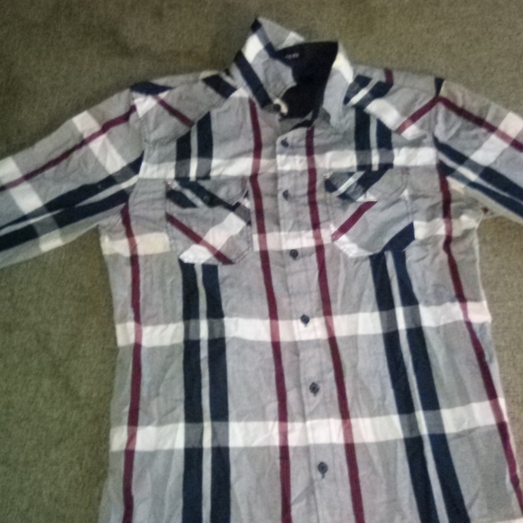 Button up shirts - Picture 3 of 16